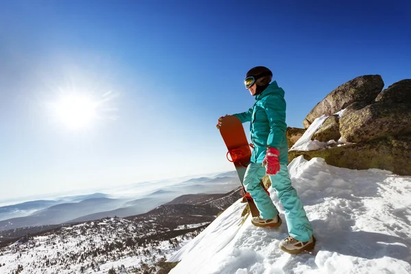 Snowboarder staat op de top van berg — Stockfoto