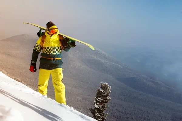 Snowboarder fica na encosta — Fotografia de Stock
