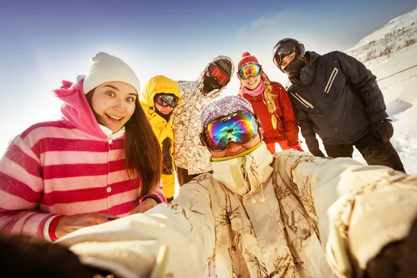 Selfie com amigos snowboarders — Fotografia de Stock