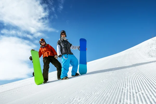 Twee snowboarder tribunes op de skipiste — Stockfoto
