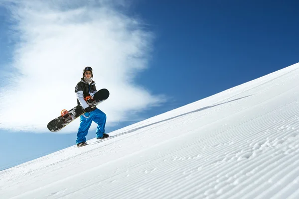 Yamaçta ayakta snowboard