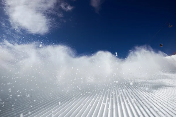 Снежная пыль на лыжном склоне — стоковое фото