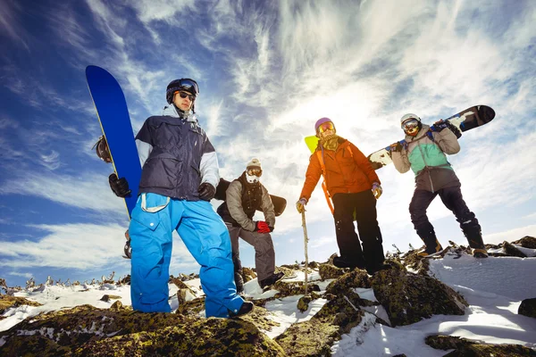 Grup arkadaşları snowboard
