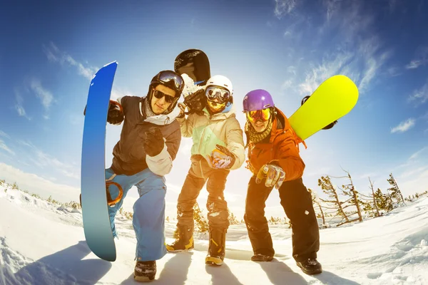 Snowboarders posando ao pôr do sol — Fotografia de Stock