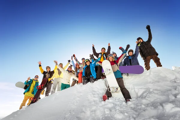 Grupo de snowboarders na encosta — Fotografia de Stock