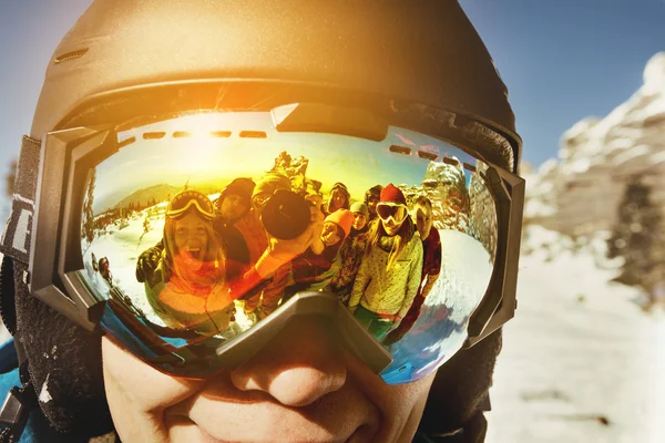 Selfie avec des amis fabriqués dans des lunettes — Photo