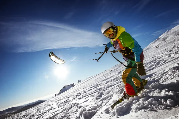 Snowboarder áll, és rendelkezik a kite — Stock Fotó