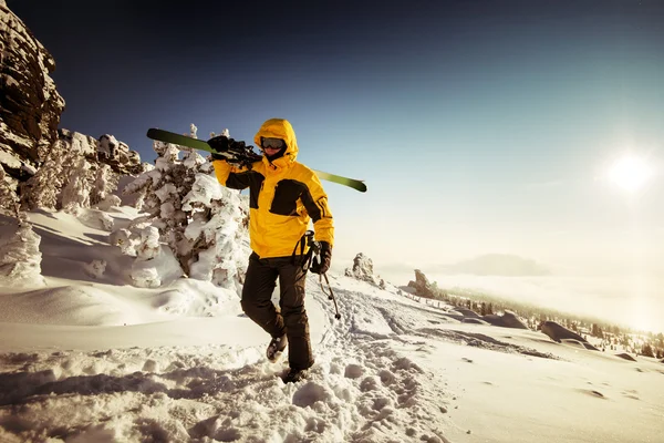 Snowboardista stojí na horách — Stock fotografie