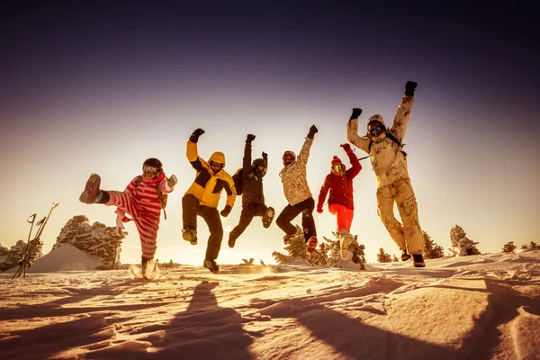 Groep gelukkige vrienden springt — Stockfoto