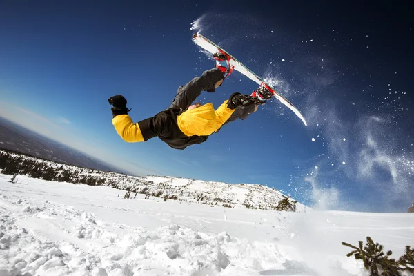 Snowboarder faz frente flip — Fotografia de Stock