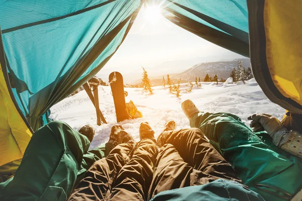 Snowboarders ontspannen in de tent — Stockfoto