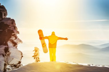 Erkek snowboard üstte duruyor