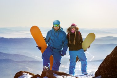 snowboard birkaç büyük kayanın üzerinde duruyor