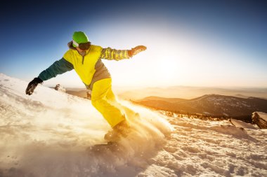 Snowboard yamaçta rides
