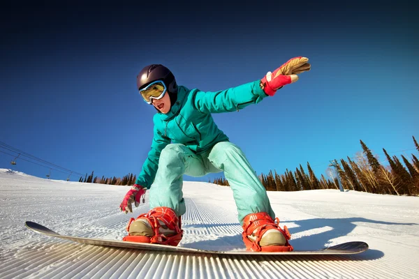 Menina tentar melhorar snowboard — Fotografia de Stock