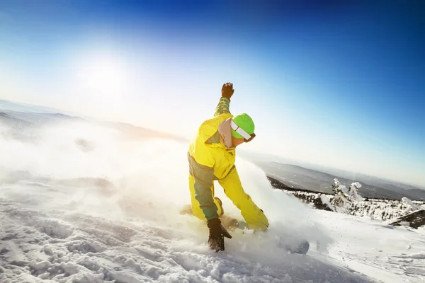 Сноубордист їде на схилі — стокове фото