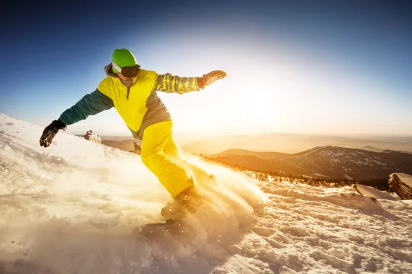 Snowboard yamaçta rides