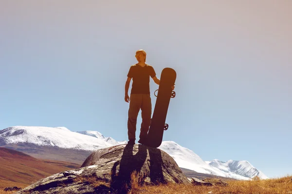Человек, стоящий со сноубордом — стоковое фото