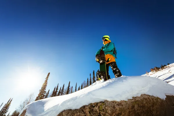 Snowboarder fica em rocha grande — Fotografia de Stock