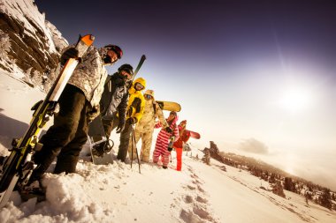 Grup arkadaşları kayakçılar ve snowboard düşkünleri