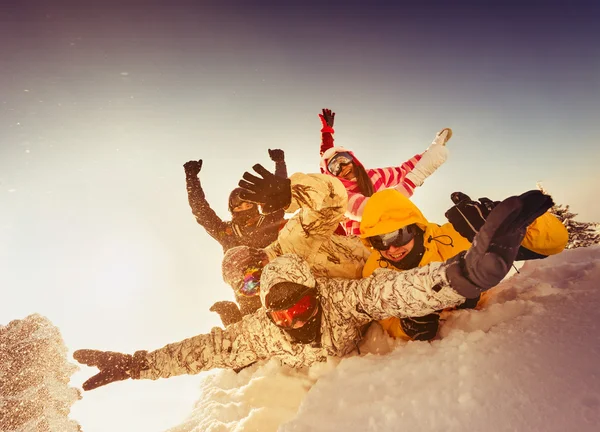 Mutlu arkadaş kayakçılar ve snowboard düşkünleri grup