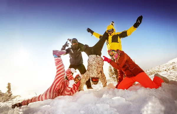 Groep gelukkige vrienden skiërs en snowboarders — Stockfoto