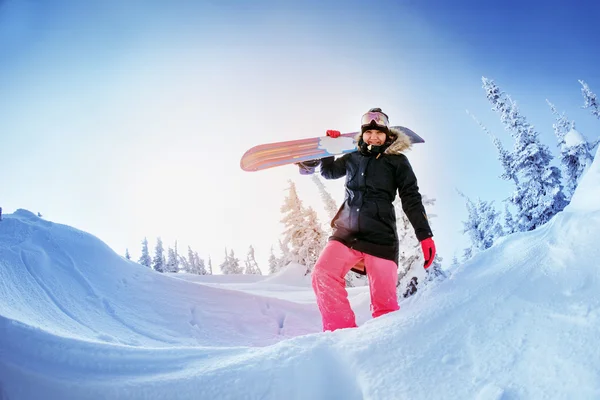 Сноубордистка проходит через сугроб Лицензионные Стоковые Фото