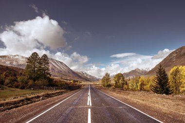 Düz yol ufka Dağları üzerinde gider.