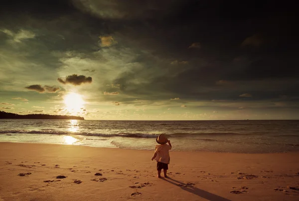 Sahilde duran çocuk — Stok fotoğraf