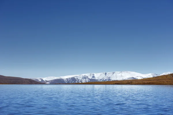 Paisagem montesa com lago azul — Fotografia de Stock