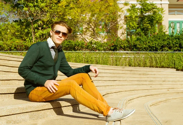 Hombre de moda en gafas de sol — Foto de Stock