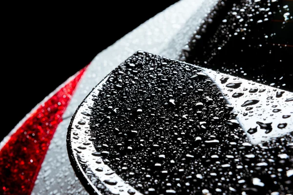 Капли воды на автомобиле — стоковое фото