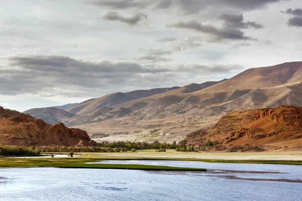 Paisagem bonita com lago grande — Fotografia de Stock