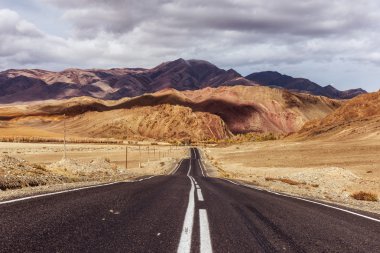 Ufka doğru düz yol gider