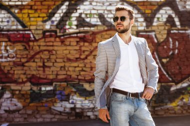 Çekici bir adam poz