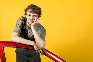 Kirli kazan takım elbise giymiş adam