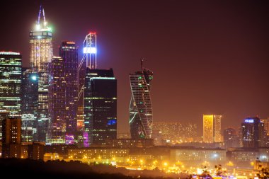 gece Moskova'da gökdelen