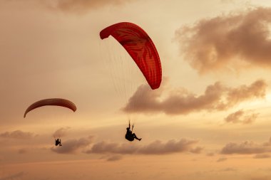 Gökyüzü üzerine skydivers grup