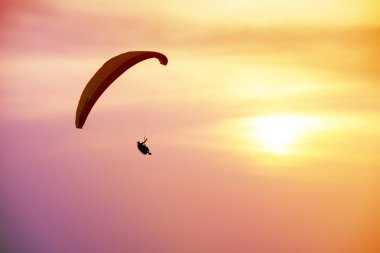Yamaçparaşütü deniz arka plan üzerinde uçar