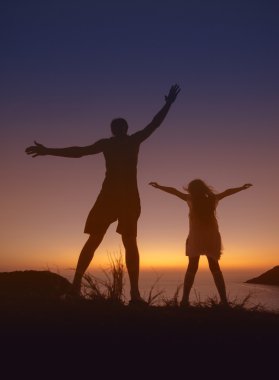 Baba ve kızı eğleniyor.