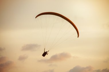 Yamaçparaşütü deniz arka plan üzerinde uçar