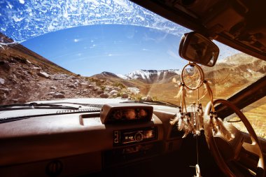 Dağ geçidi Off-Road araç tırmanıyor