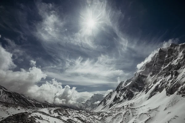 Panorama de passagem com sol — Fotografia de Stock