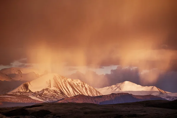 Las nevadas pasan por las montañas —  Fotos de Stock