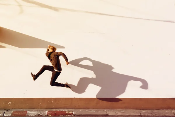 Muž s legrační dlouhý stín — Stock fotografie