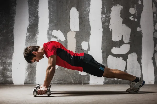 Man doing push ups — Stock Photo, Image