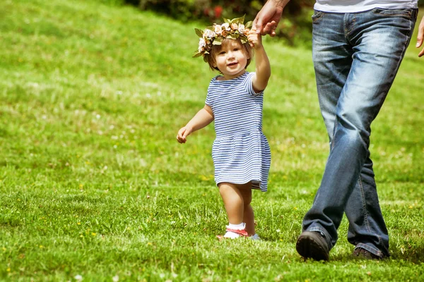 Padre caminando con su hija — Foto de Stock