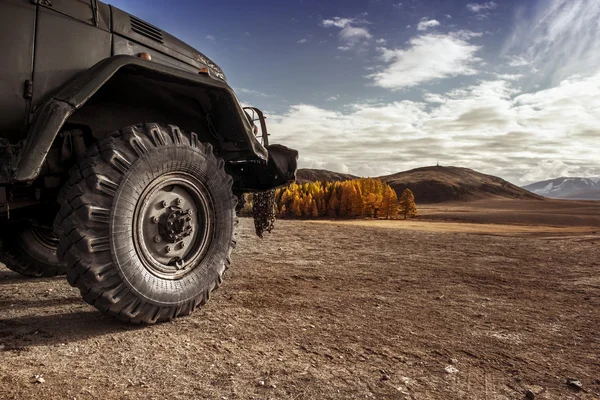 Ruota auto camion in fuoristrada — Foto Stock