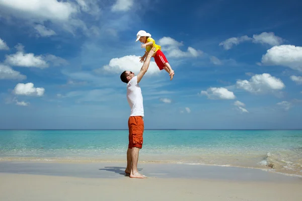 Šťastný otec hodí se synem — Stock fotografie