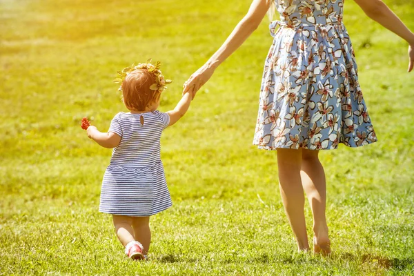 Madre e hija se divierten — Foto de Stock